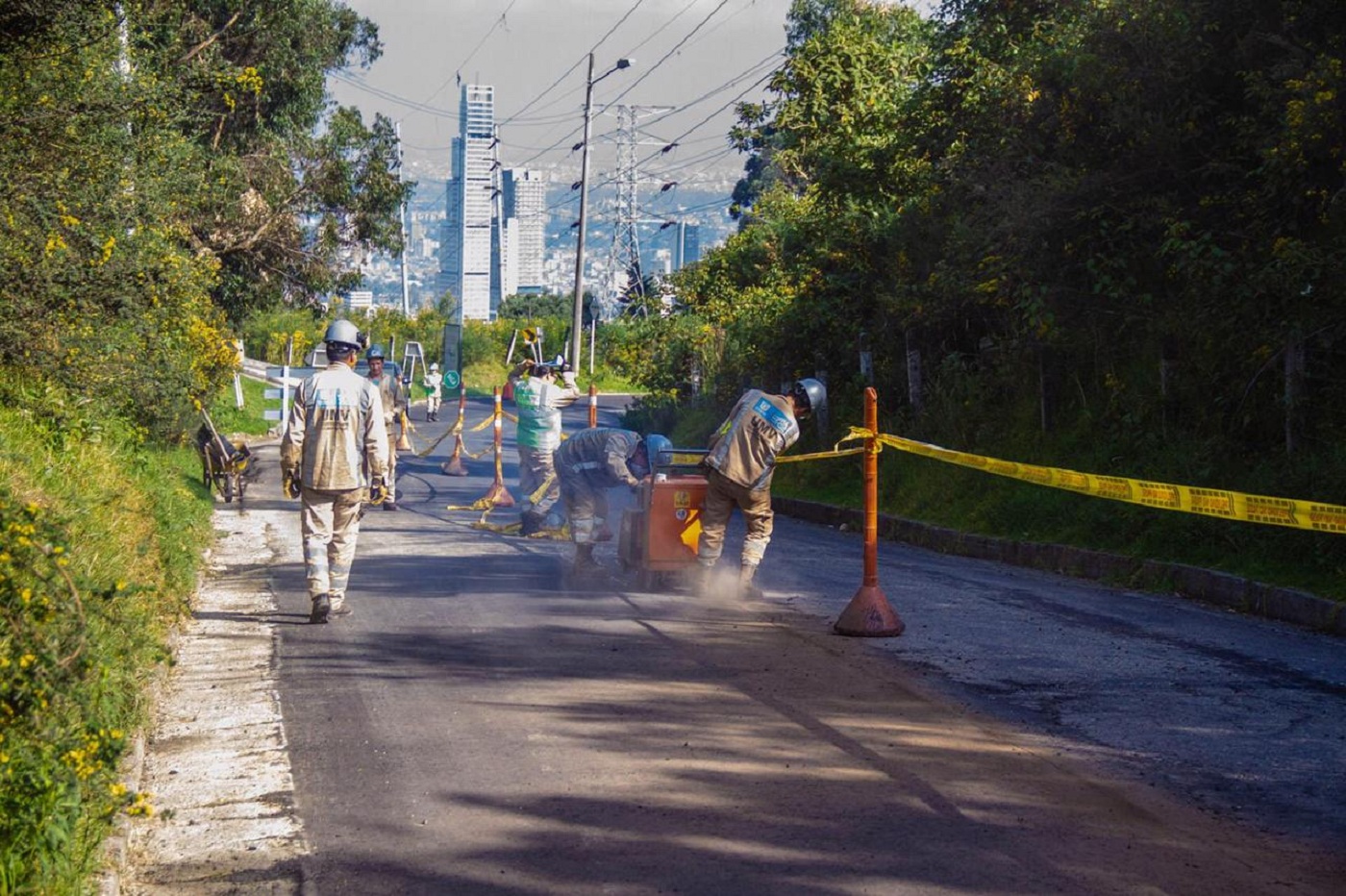 La Alcaldía de Bogotá trabajará desde el kilómetro 1 al 15 en esta vía que corresponde a la localidad de Santa Fe, tramo en el que se presentan baches y hundimientos.FOTO:UMV