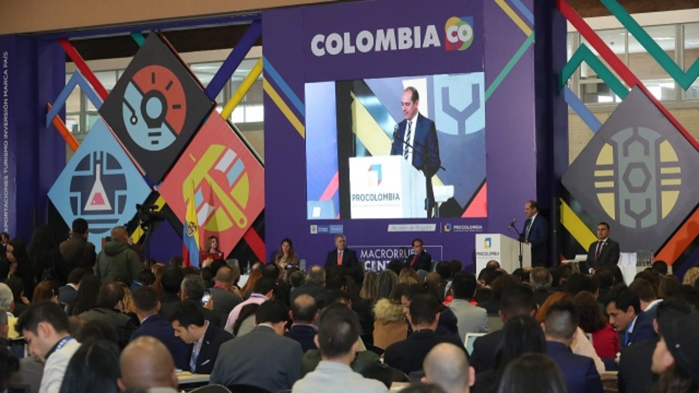 El Secretario General de la Alcaldía de Bogotá, habla frente a un público en la rueda de prensa del Bicentenario