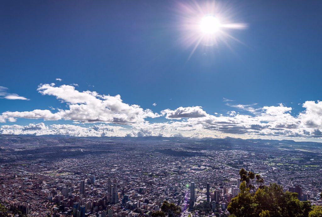 Monserrate en un día muy soleado en Bogotá 