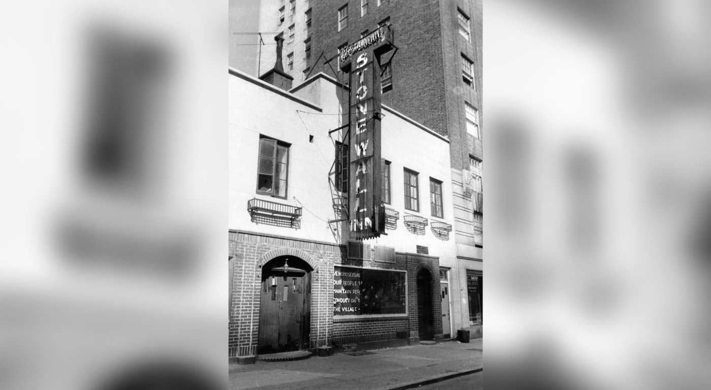 Foto en blanco y negro de la facha del bar Stonewall en Nueva York.