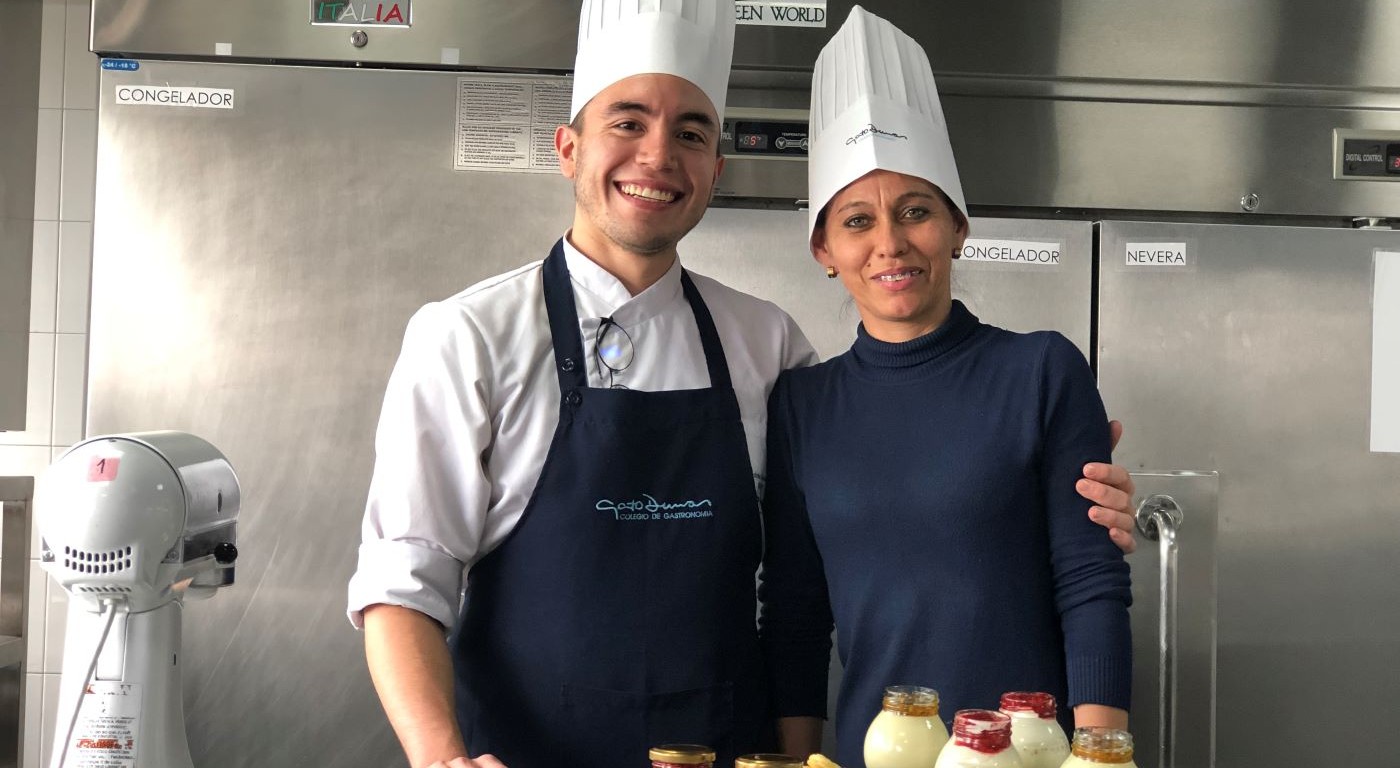 Imagen de Carmen con su profesor de gastronomía