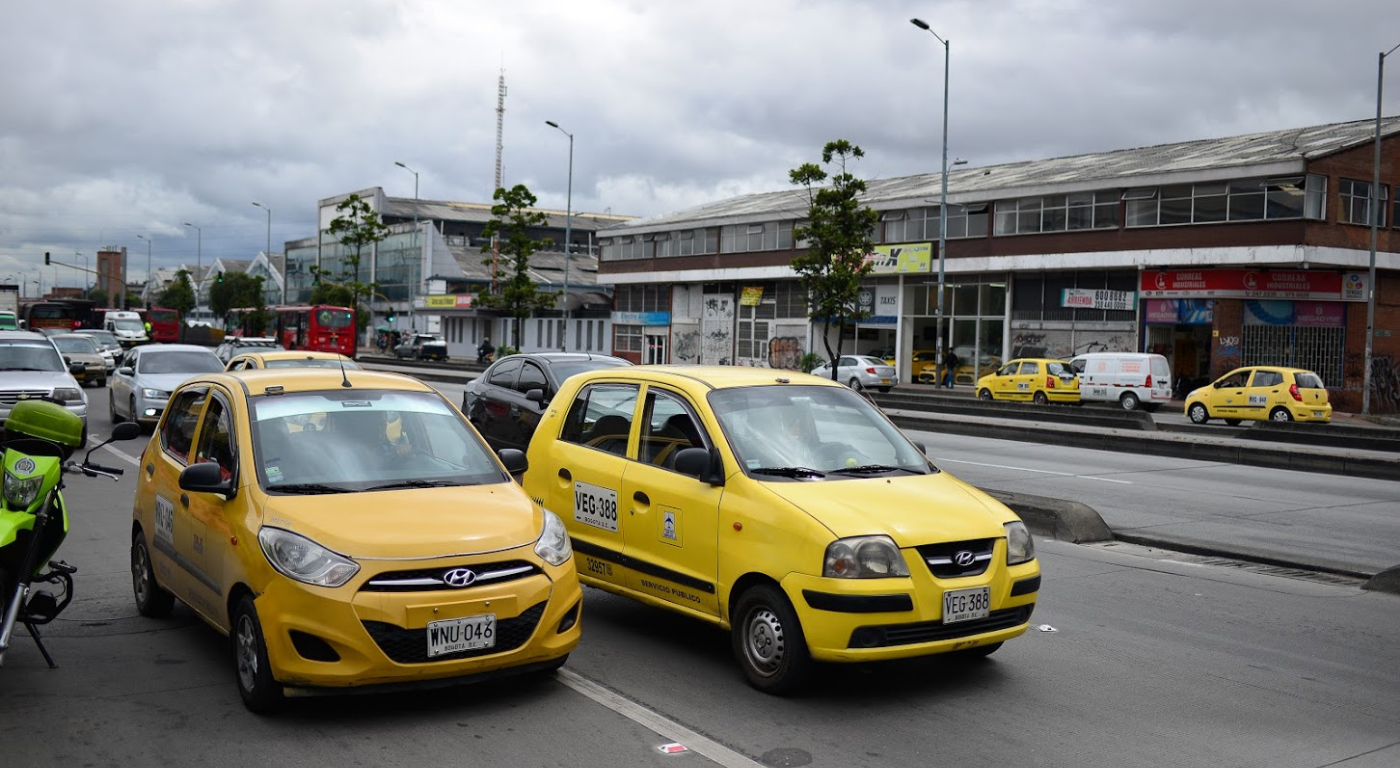 Plano de dos taxis recorriendo calles de Bogotá.