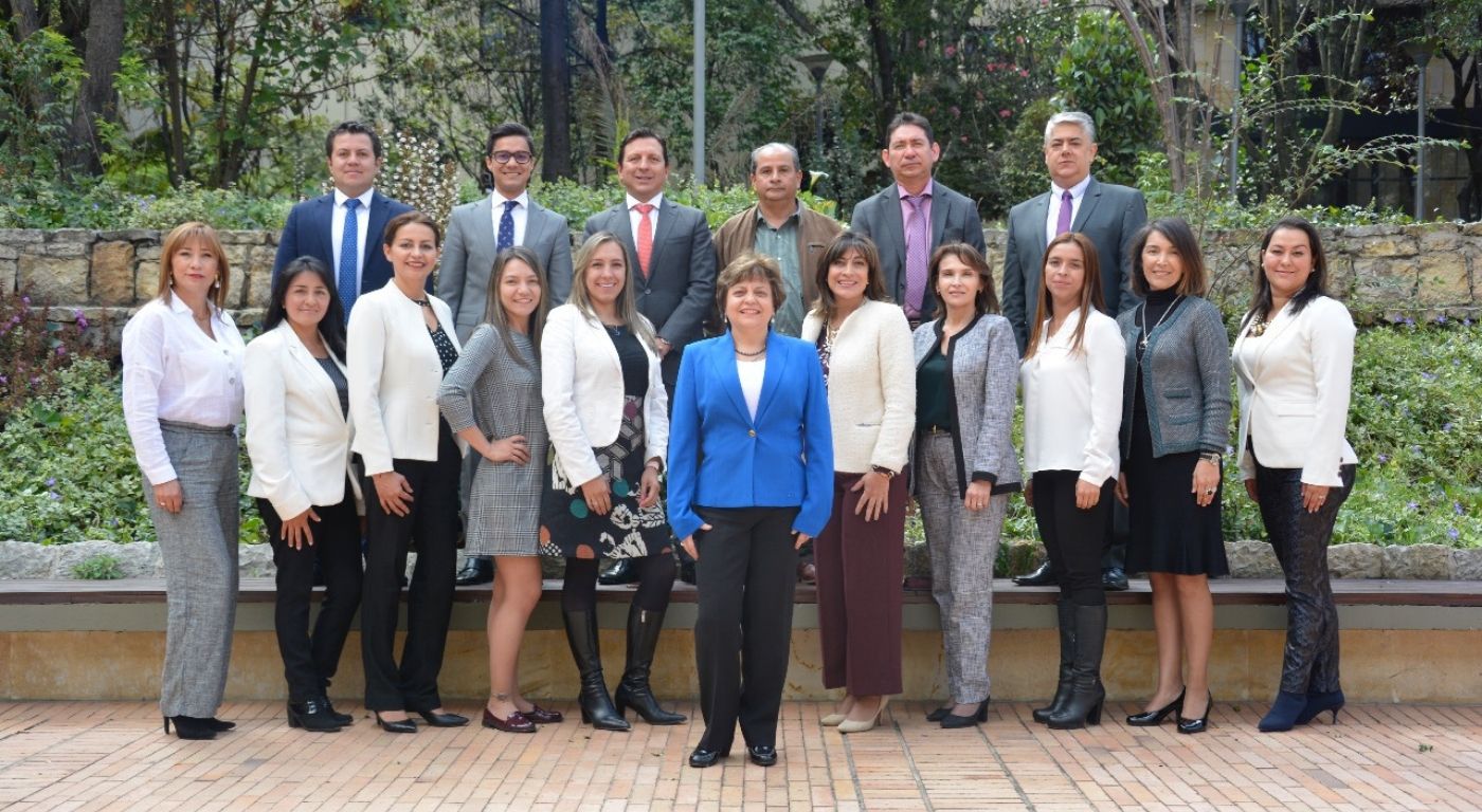 Grupo de personas rodean a la secretaría jurídica de Bogotá, Dalila Hernández.