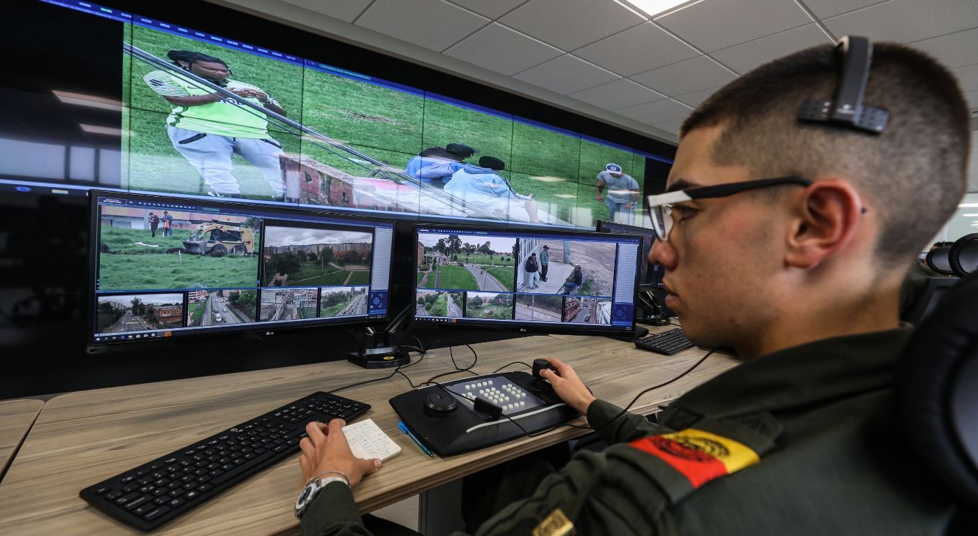 Un policía revisa pantallas con la imagen que generan las cámaras de seguridad en Bogotá.