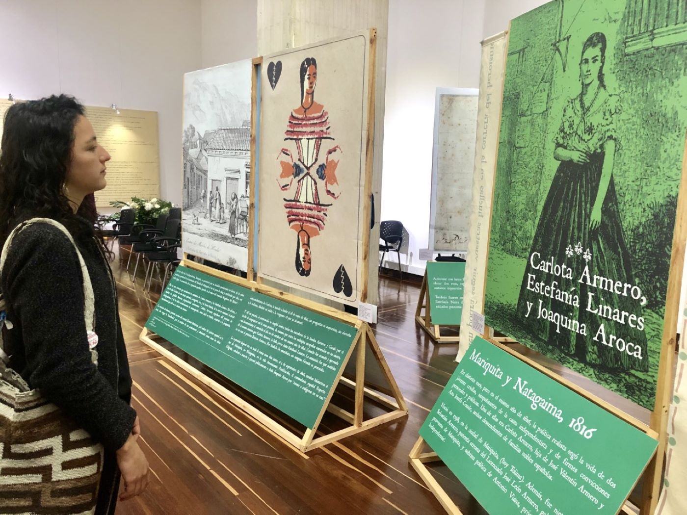 Imagen de una ciudadana asistiendo a la exposición de Heroínas de la independencia