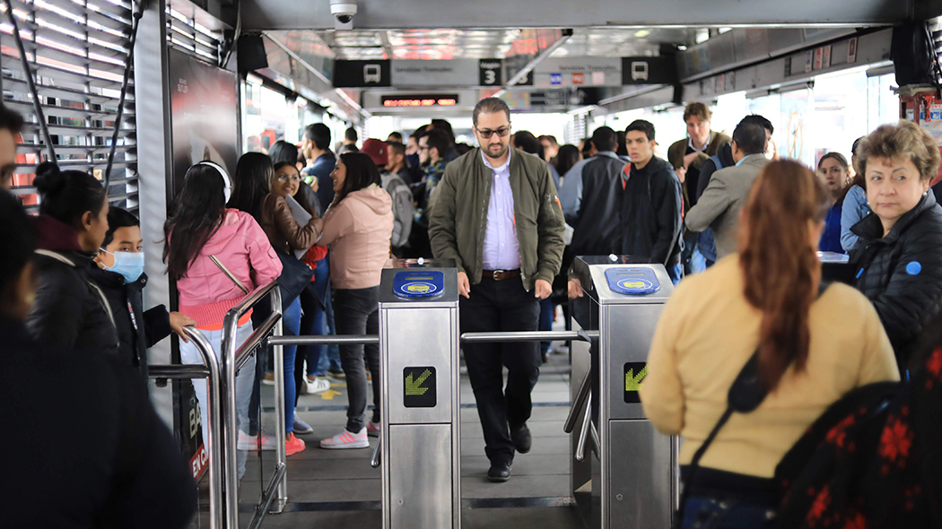 Fotografía de personas en una estación de Transmilenio.