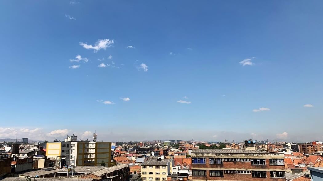 Imagen de el cielo bogotano y fachadas de casas 