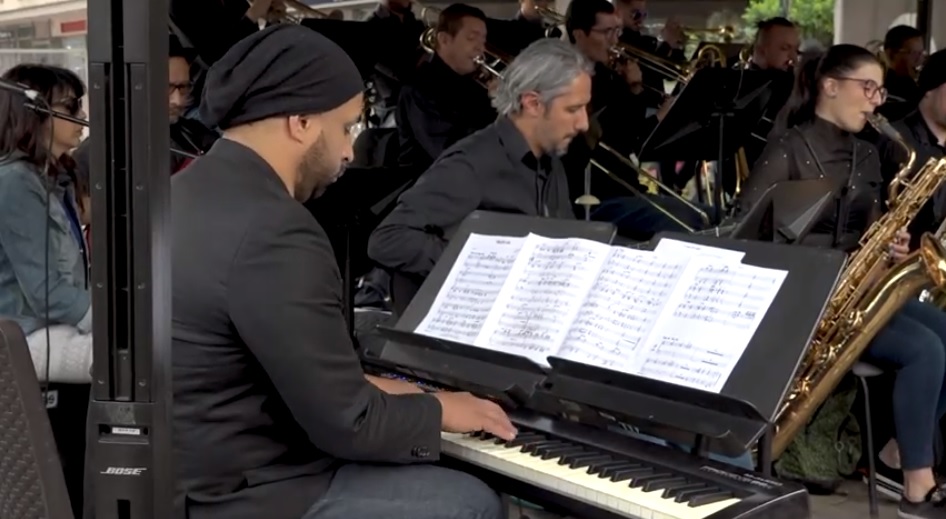 Imagen de músicos de la Filarmónica de Bogotá tocando