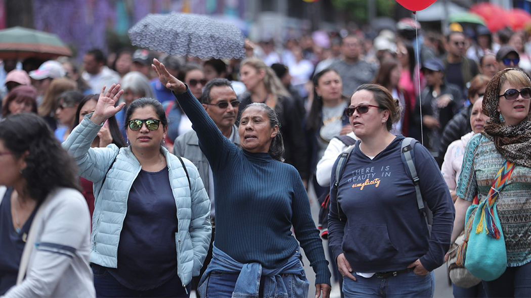 Fotografía de personas levantando la mano