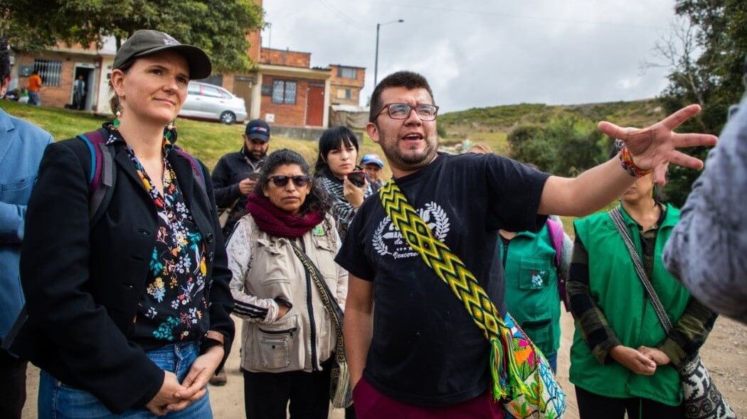 Secretaria de Ambiente habla con líder comunitario