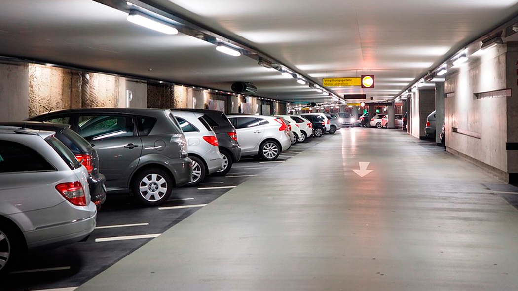 Fotografía de un estacionamiento