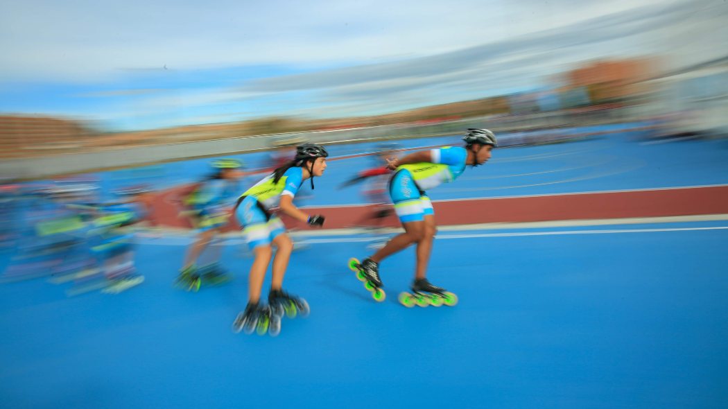 Jóvenes patinando