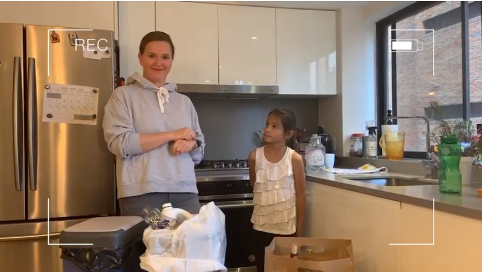 Imagen de la secretaria de Ambiente junto a su hija enseñando a reciclar