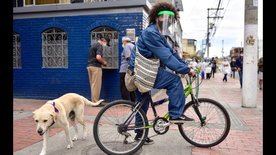 Persona en una bicicleta.