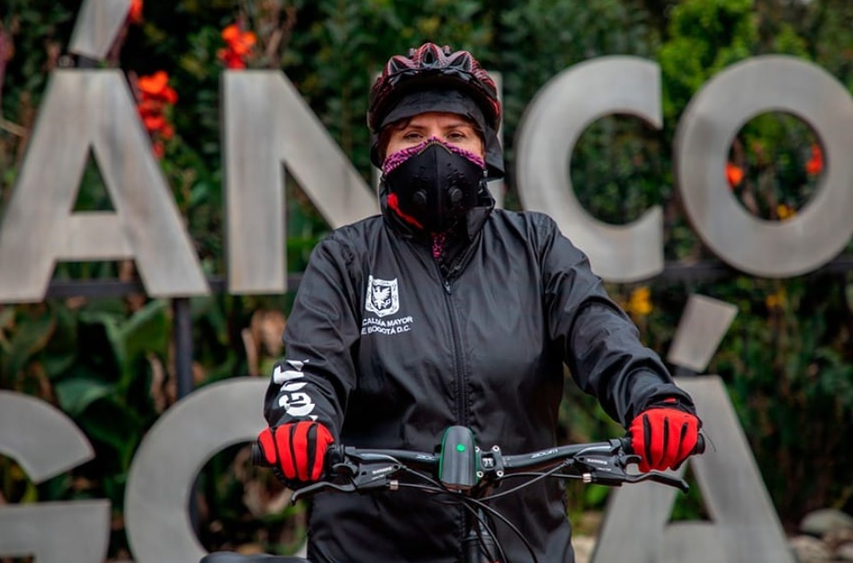 Imagen de la directora del Jardín Botánico en bicicleta 