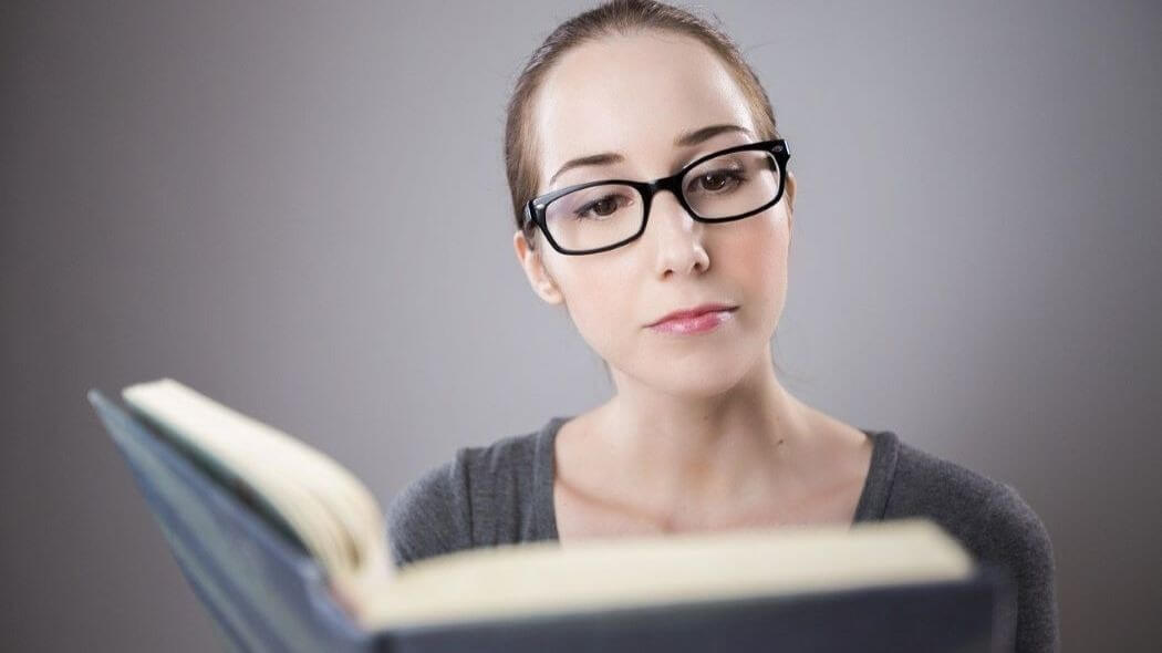 Imagen de una mujer leyendo