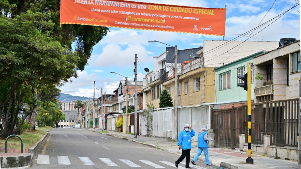 Fotografía de una calle con advertencia de zona de cuidado especial.