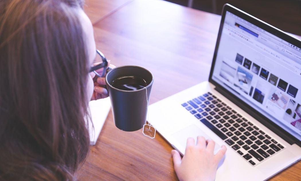 Imagen de una mujer consultando información en internet.