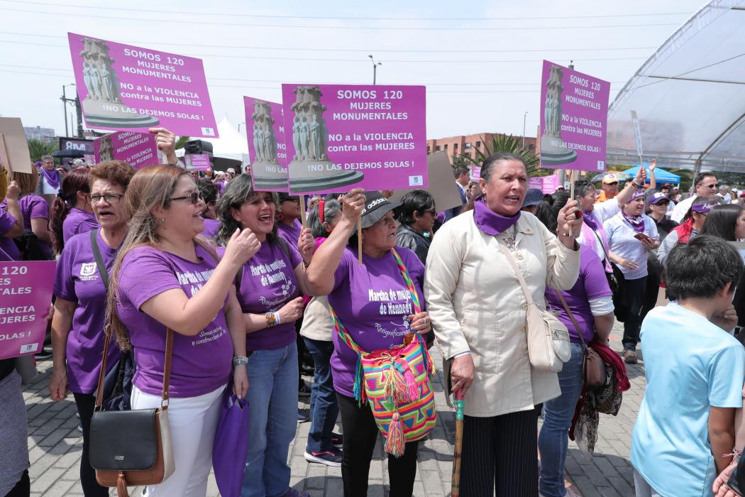 Mujeres participan en una marcha contra la violencia de género