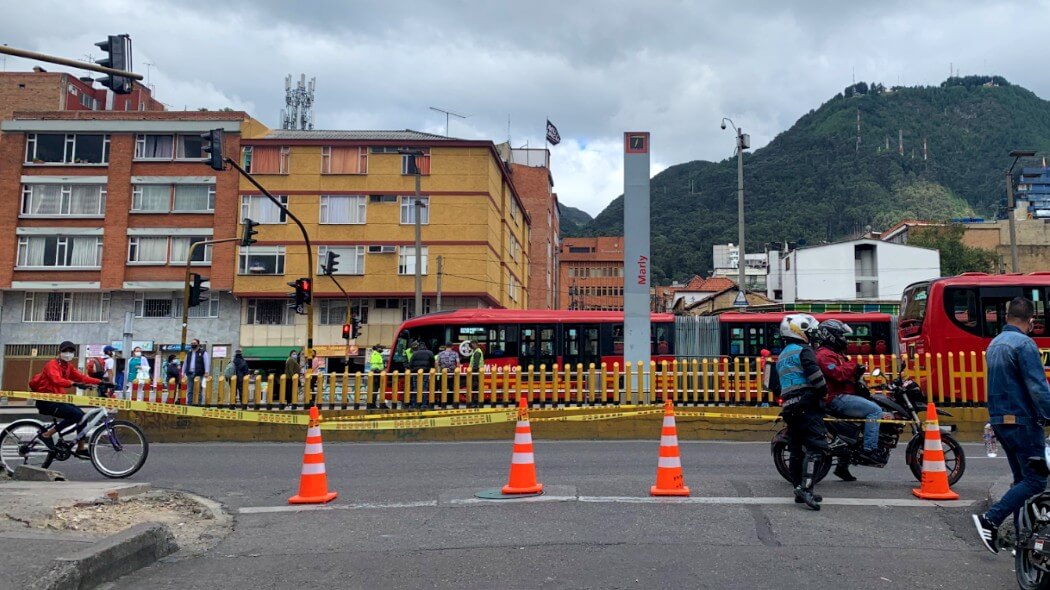 Imagen que muestra los corredores viales delimitados con conos rojos.