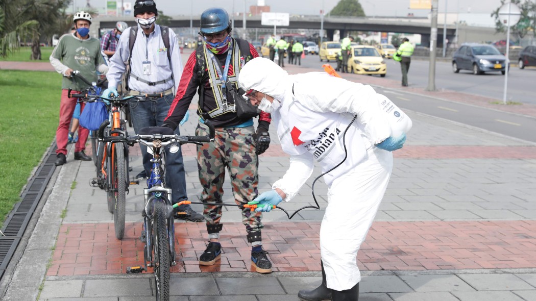 Persona limpinado bicicletas