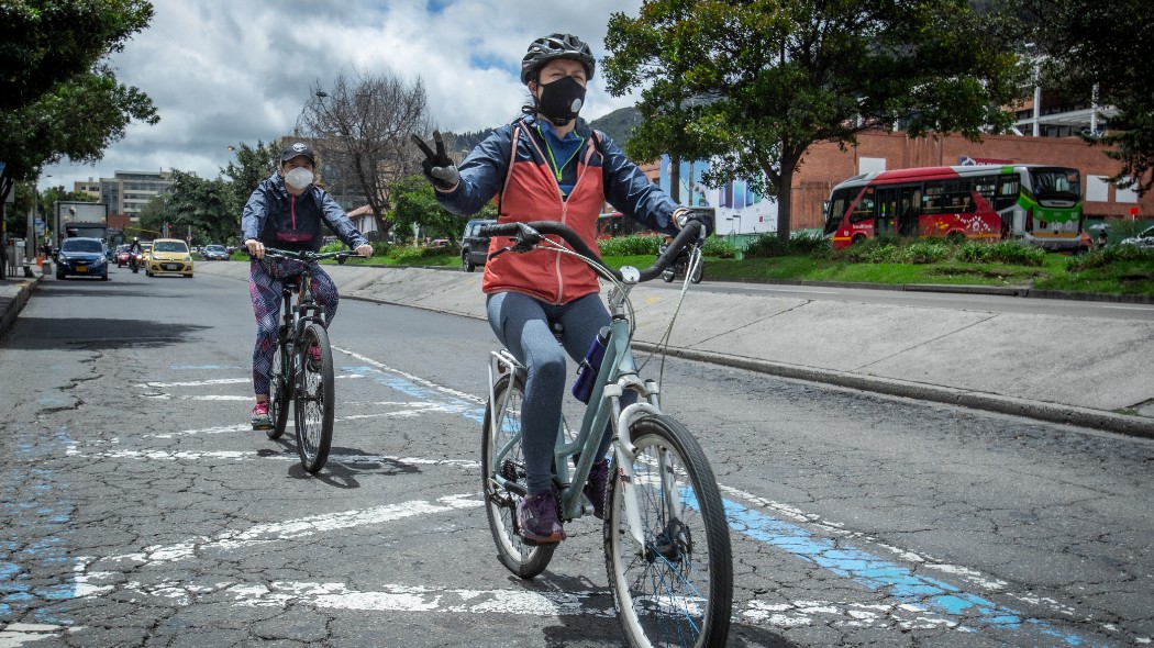 Persona desplazándose en bicicleta por la vía.