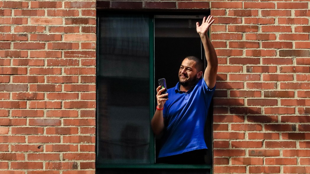 Persona en una ventana.