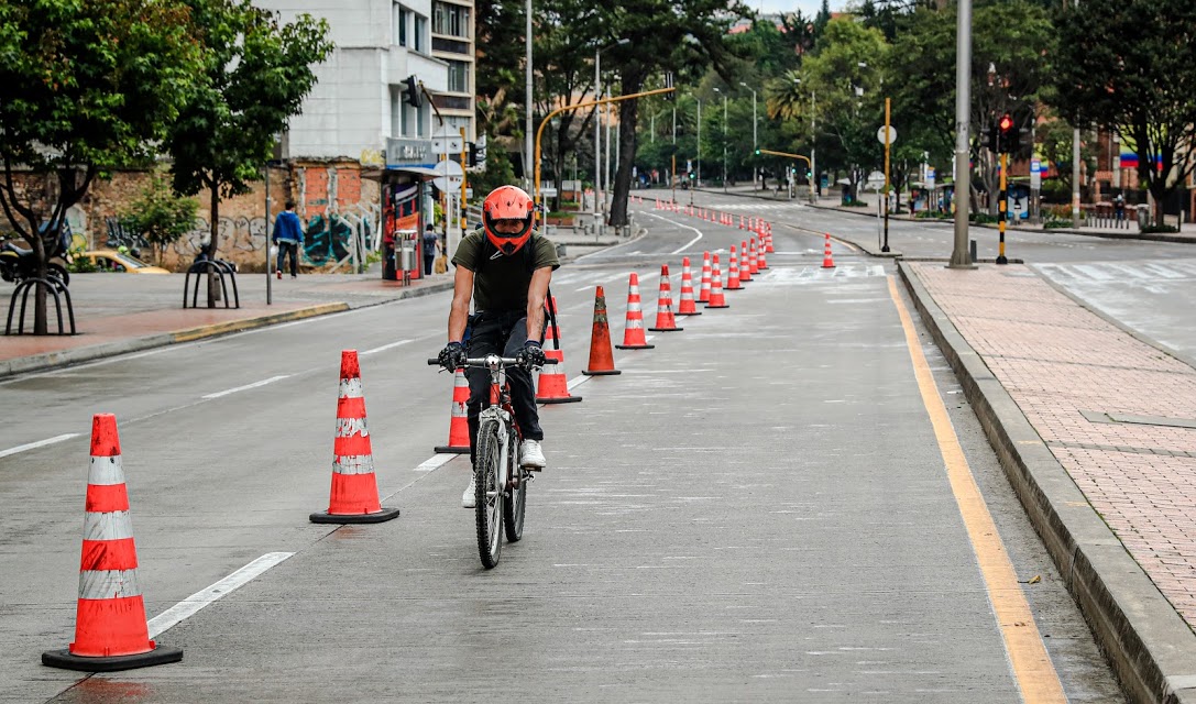 Riesgo bajo. Caminar por vías públicas, montar en bicicleta o permanecer en casa.  