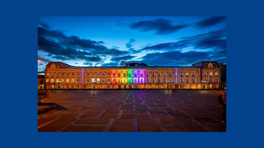 Foto del edificio de la Alcaldía con la bandera lgtbi.