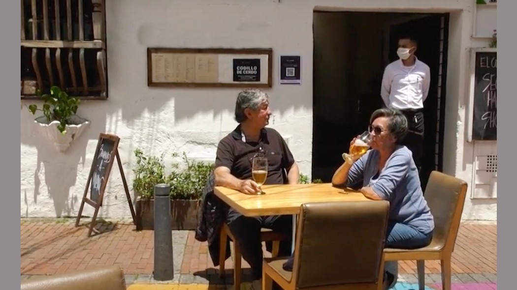 Personas en una mesa bebiendo cerveza.