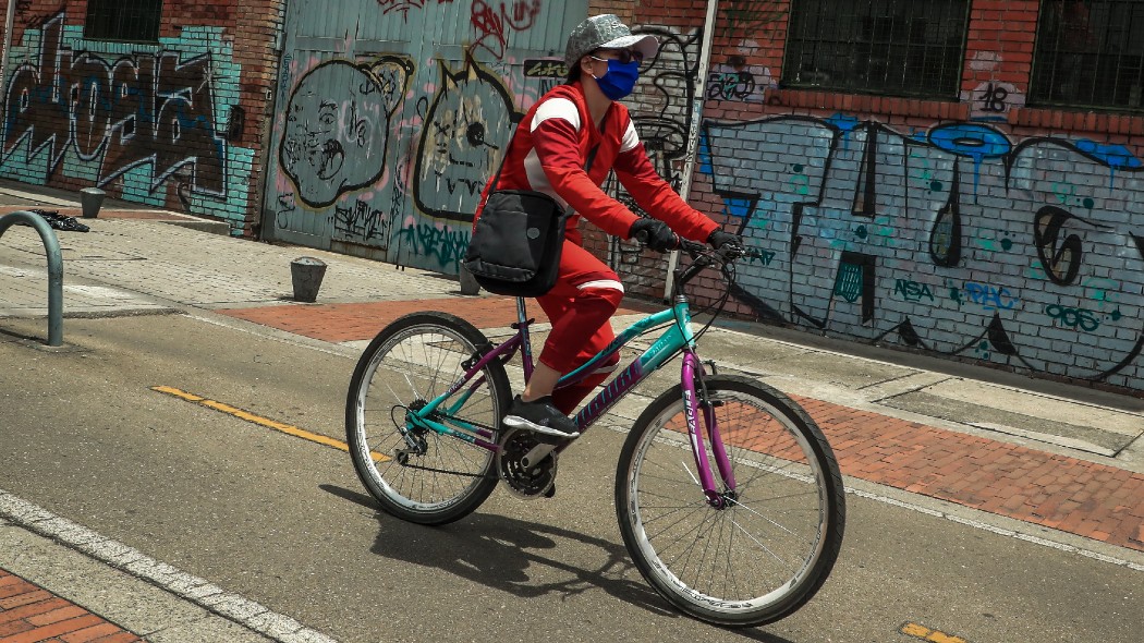 Persona en una bicicleta.