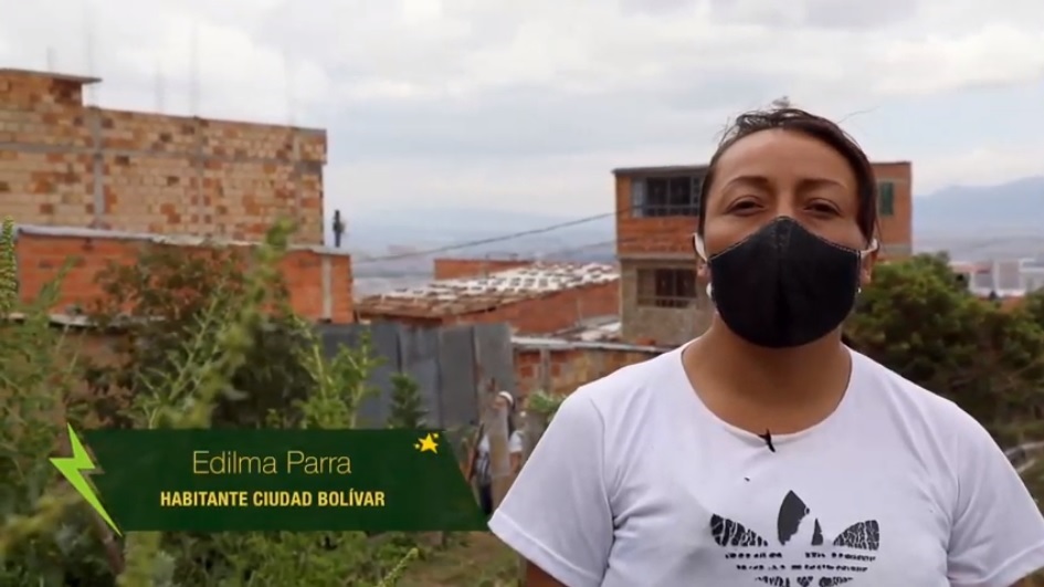 Imagen de una ciudadana en la huerta de Ciudad Bolívar 