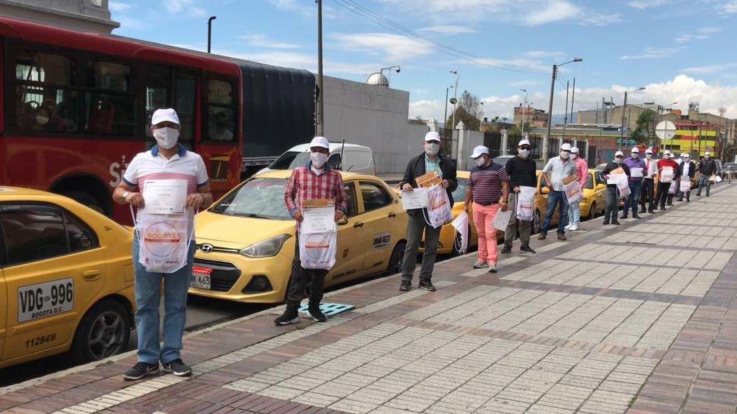 Taxistas que recibieron el título de promotores del cuidado.