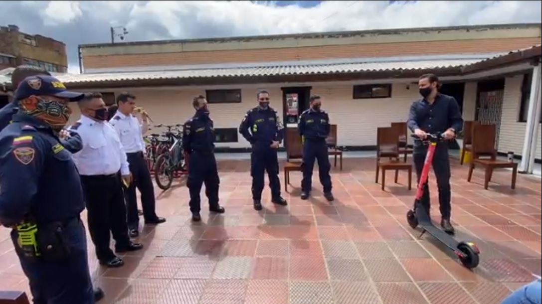 Bomberos probando las patinetas