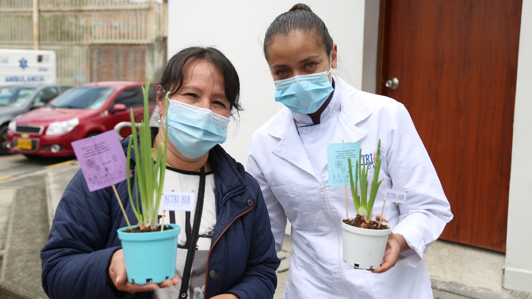 Médica y paciente con plantas.