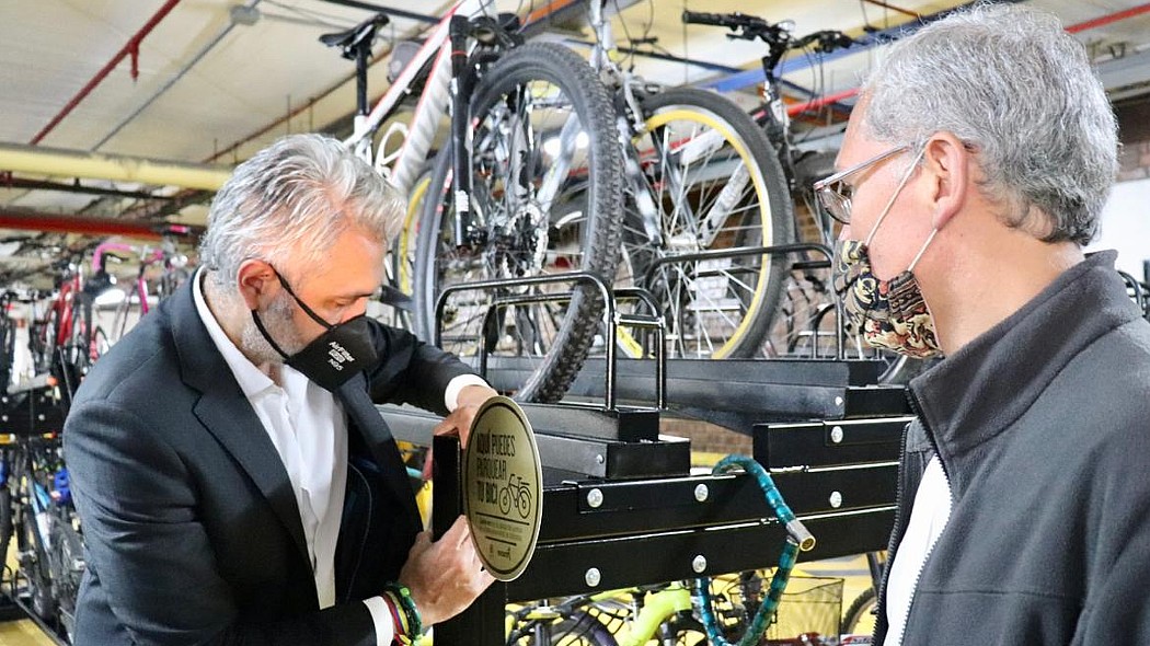 Secretario de Movilidad colocando el sello en las estructuras.