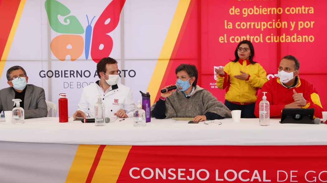 Alcaldesa junto al Secretario de Gobierno y el alcalde local.