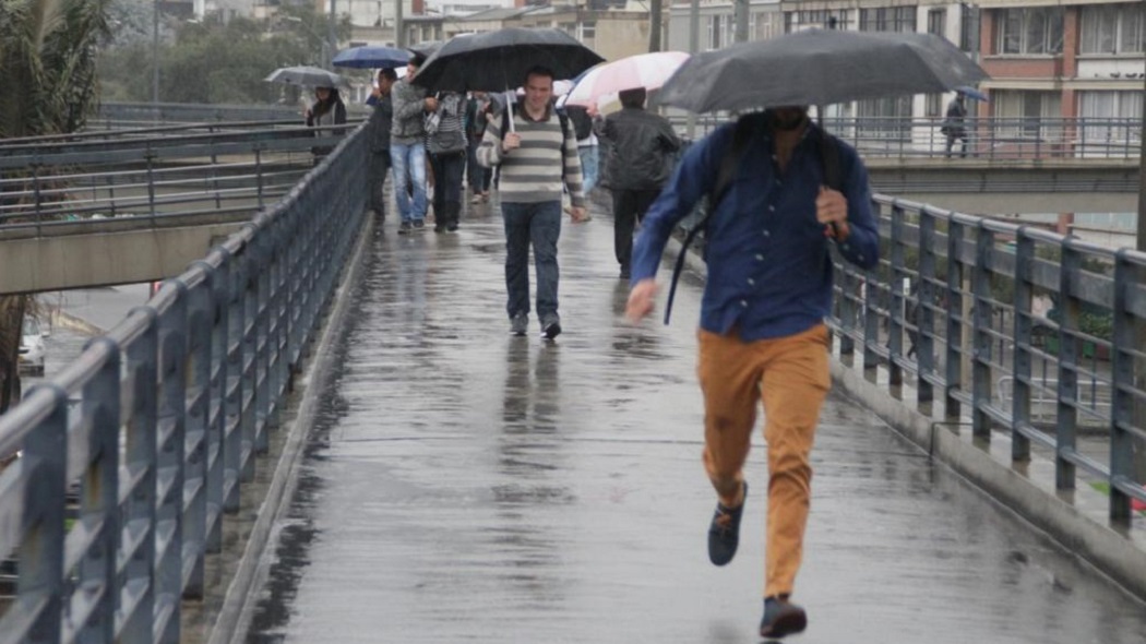 Pese a que habrá tiempo seco en la mañana de este domindo, es mejor sacar el paraguas.