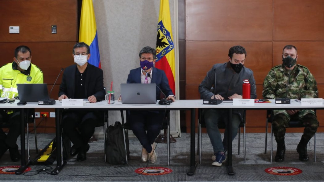 Claudia López junto a las autoridades de seguridad en Bogotá