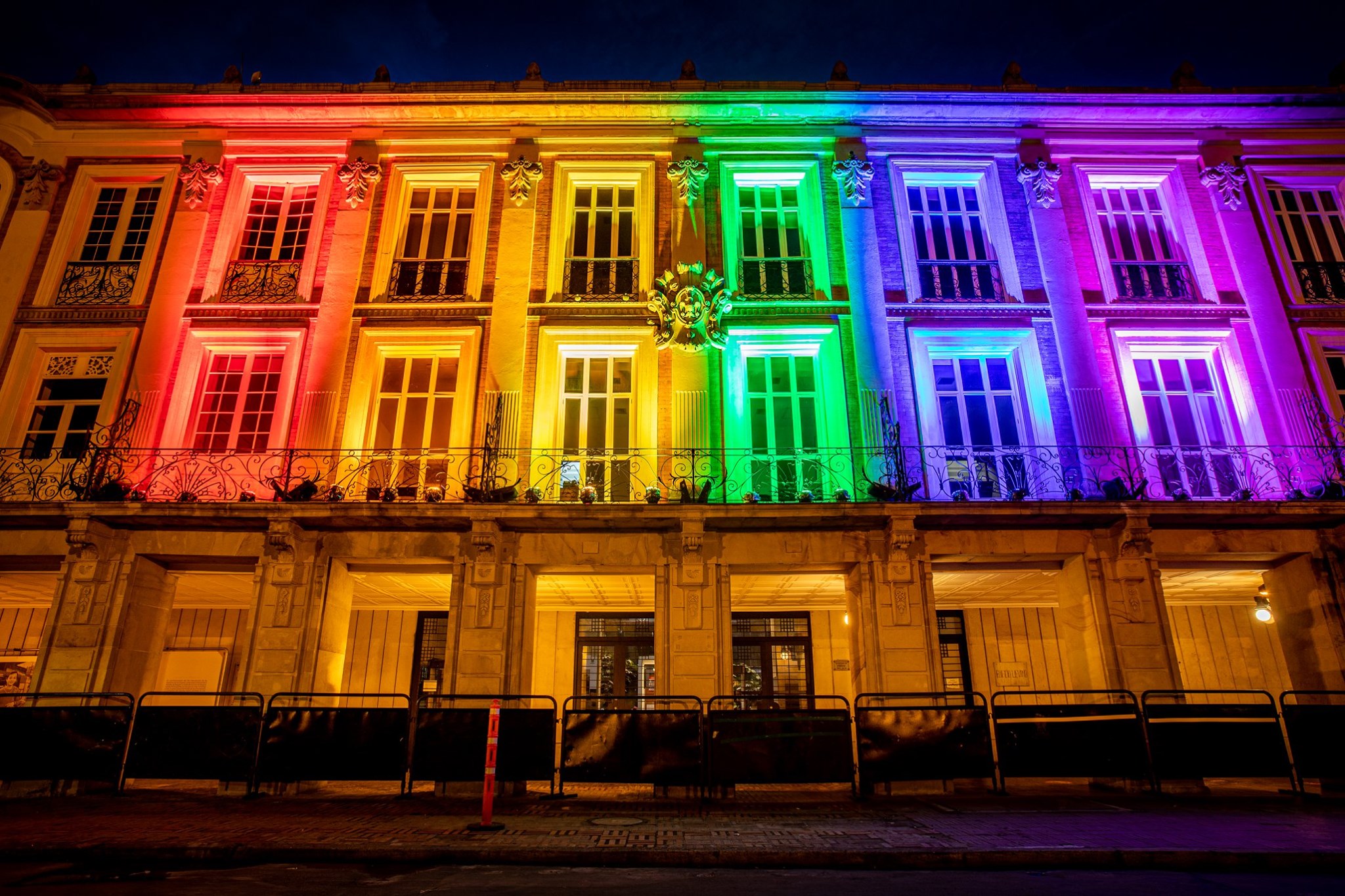 Alcaldía de Bogotá iluminada con los colores de la bandera lgbti