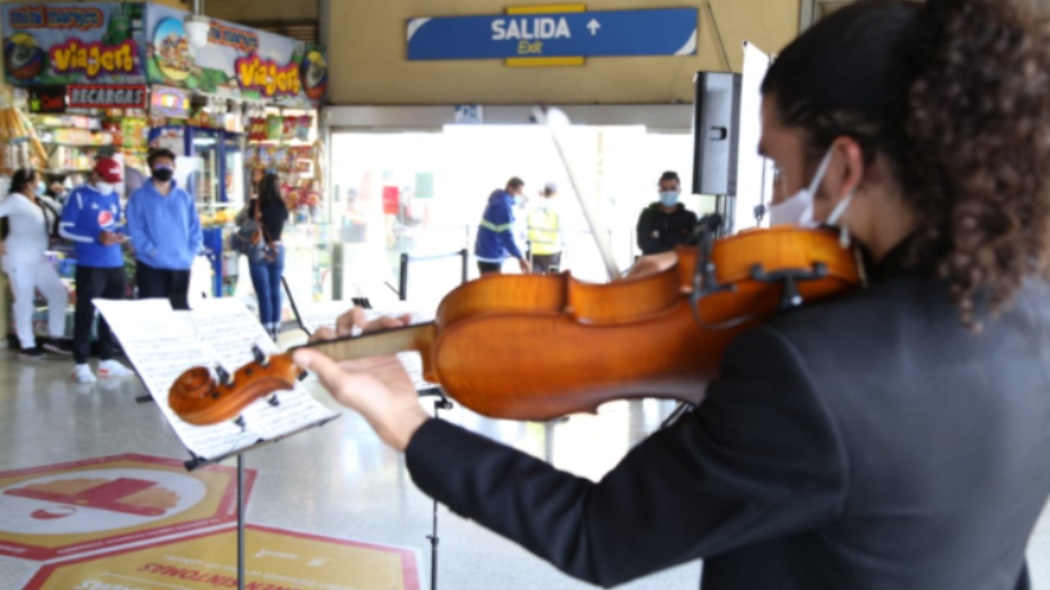 Violinistas en terminal de transporte