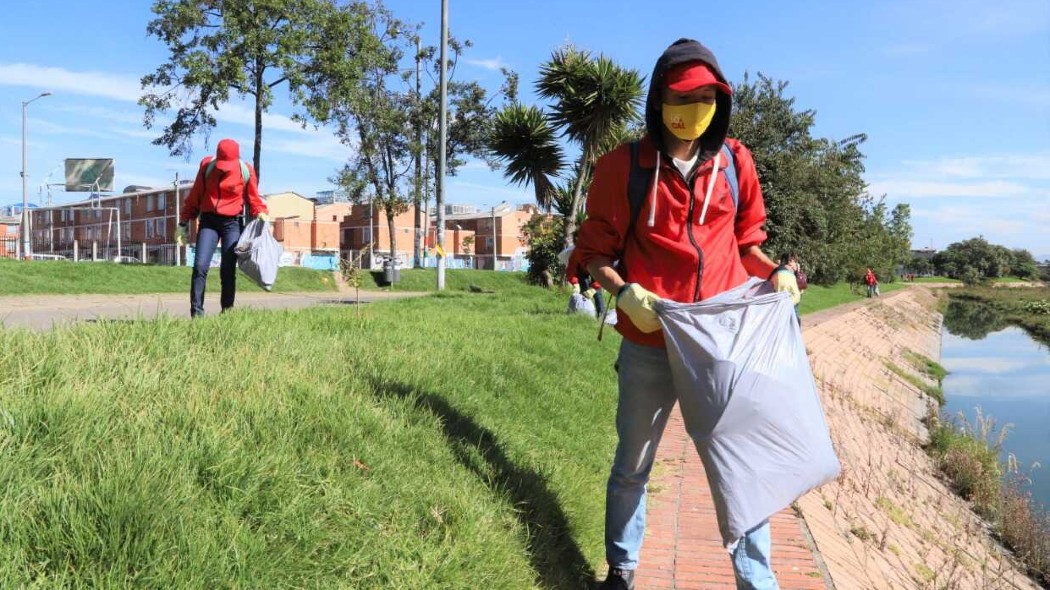 Personas en labores de limpieza de humedales.