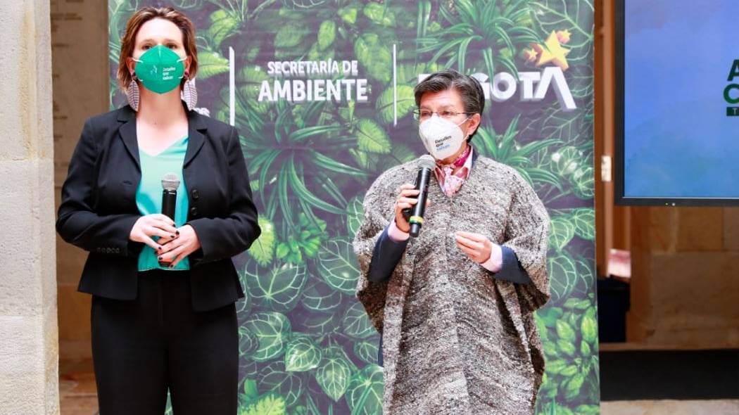 Imagen de la Alcaldesa y Secretaria de Ambiente.