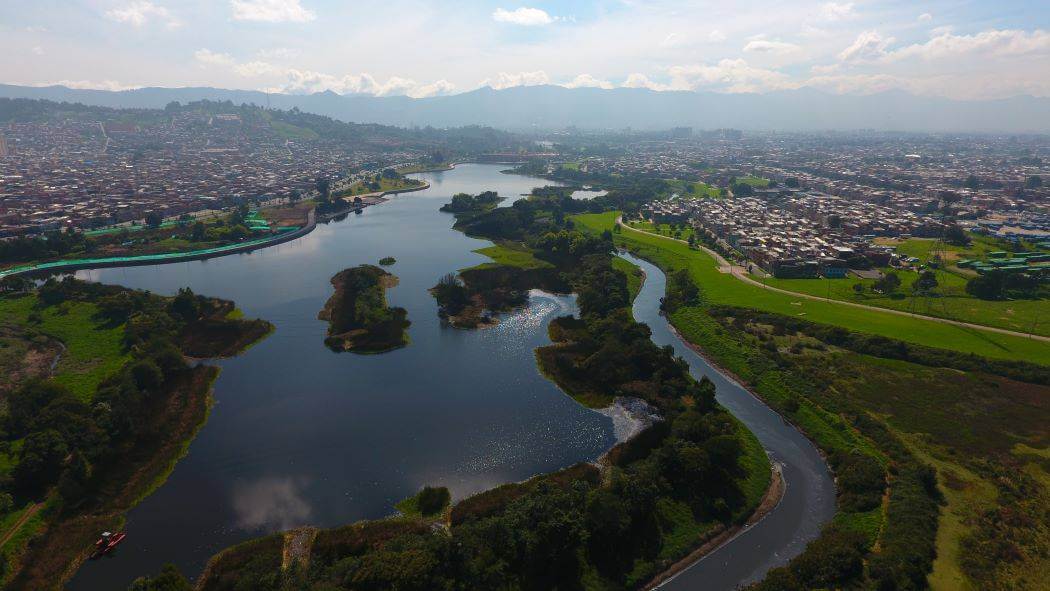 Imagen de fuente hídrica de los humedales de Bogotá.