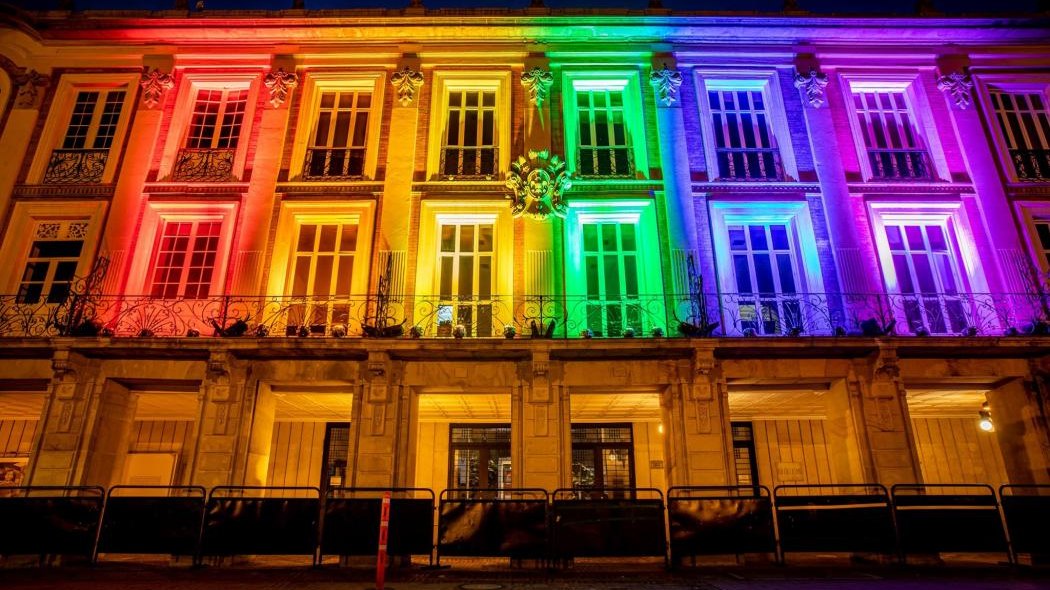 Bandera lgbti ilumina la alcaldía