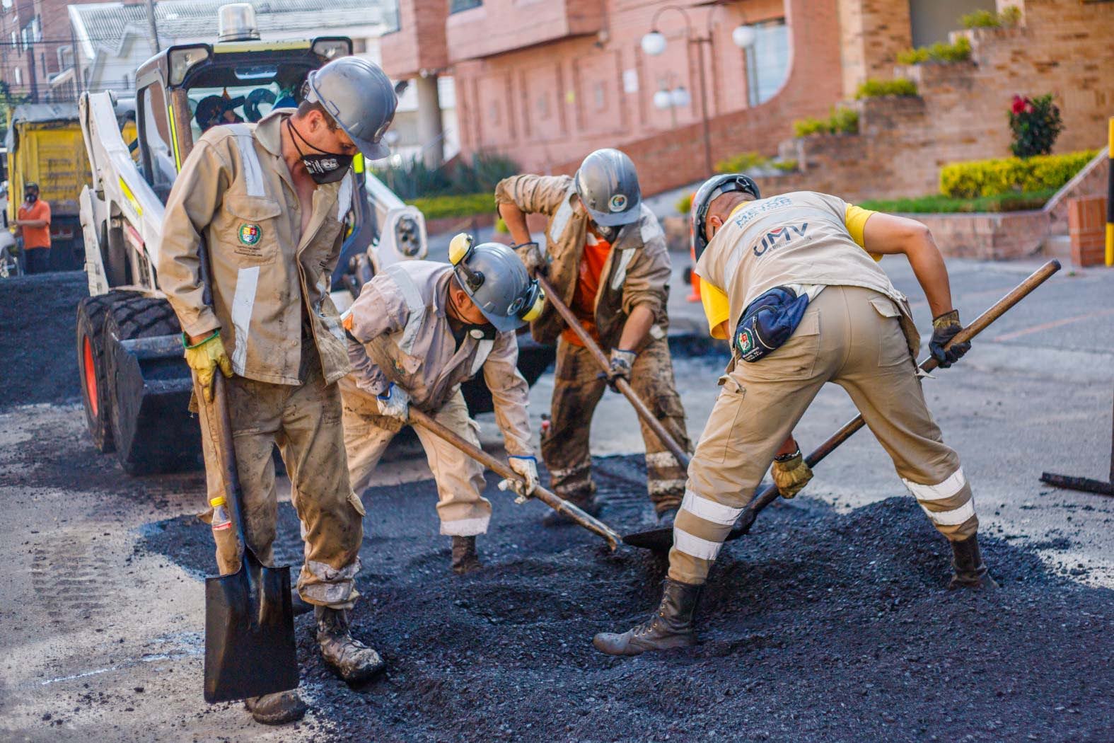 Escuadrilla de la UNM trabaja para la rehabilitación de la malla vial en Bogota