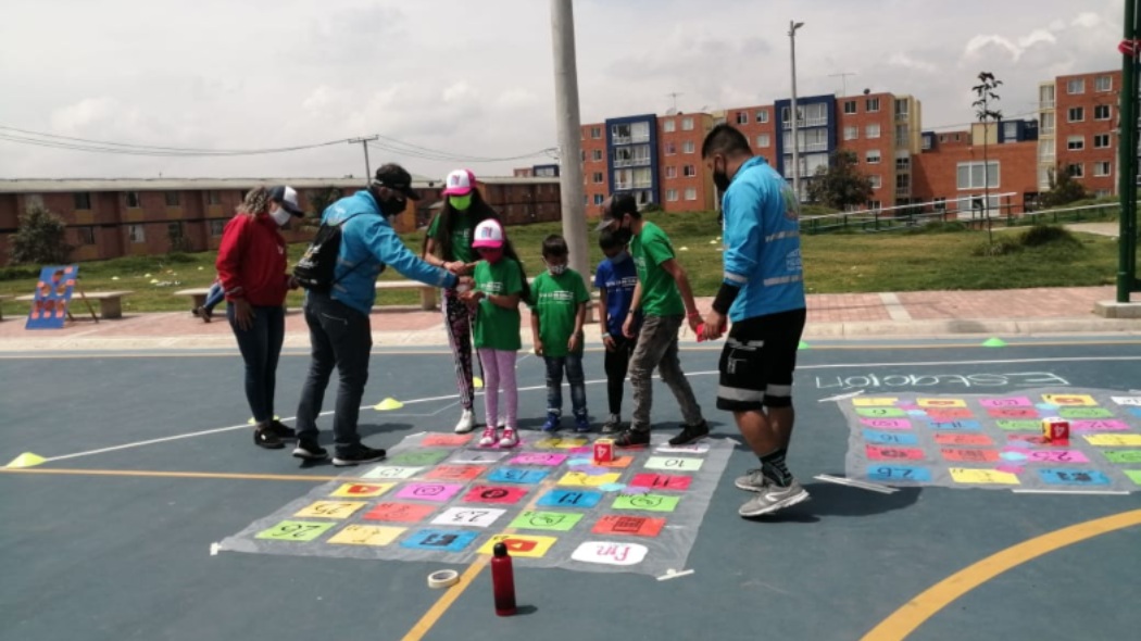 Niños y niñas aprendiendo movilidad