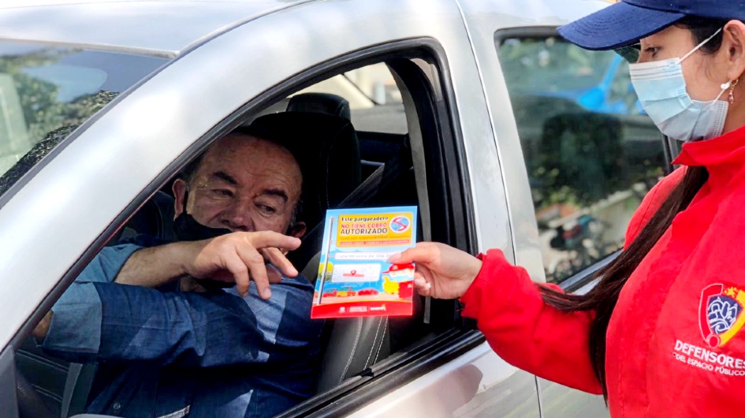 Persona recibiendo aviso de la Alcaldía.