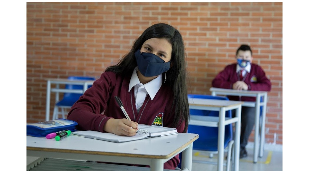 Niña en un pupitre.