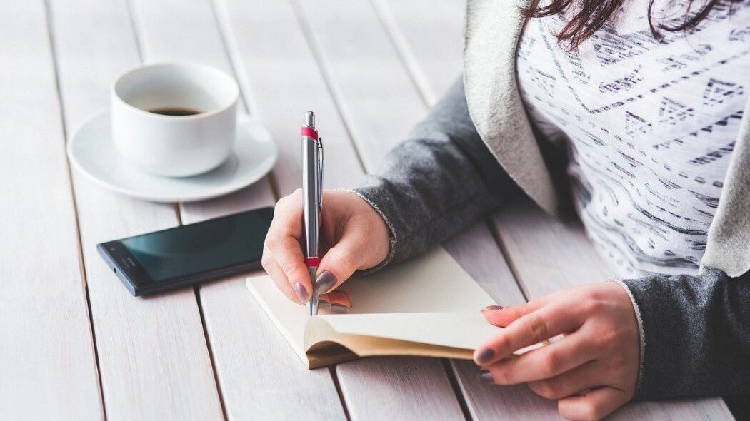 Imagen de un joven en un escritorio